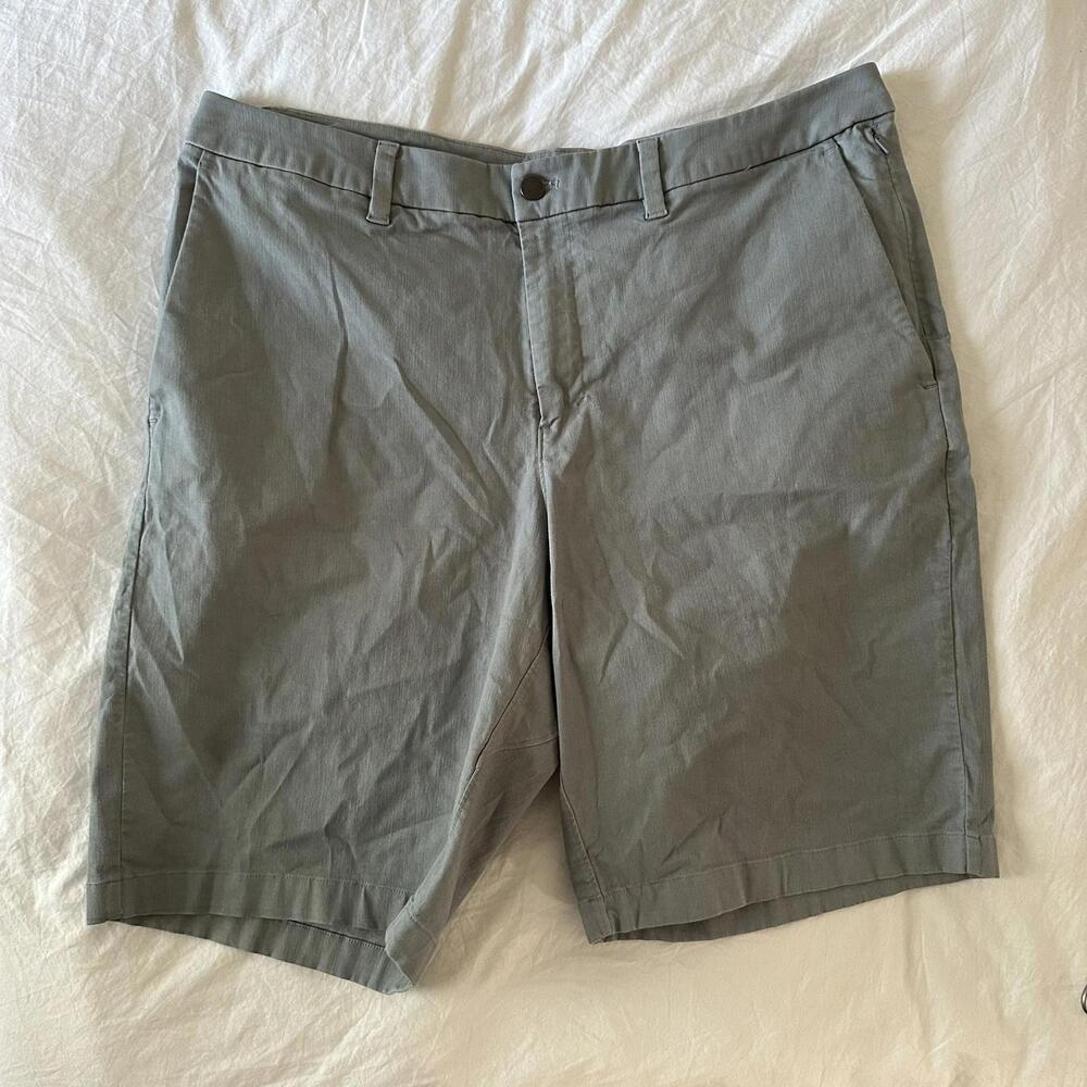 Lululemon Commission Golf Short 10" Mens Grey Size 38" Waist - EUC